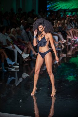 Wilfredo Gerardo Mayo Moda Şovu 'nda, 7-9-2021' de Miami Plajı 'ndaki Faena Forum' da Sanat, Kalpler, Moda Yüzme Haftası sırasında bir model podyumda yürüyor.