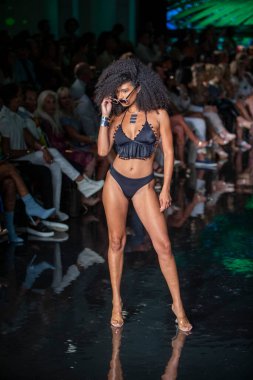 Wilfredo Gerardo Mayo Moda Şovu 'nda, 7-9-2021' de Miami Plajı 'ndaki Faena Forum' da Sanat, Kalpler, Moda Yüzme Haftası sırasında bir model podyumda yürüyor.