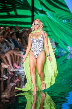 Wilfredo Gerardo Mayo Moda Şovu 'nda, 7-9-2021' de Miami Plajı 'ndaki Faena Forum' da Sanat, Kalpler, Moda Yüzme Haftası sırasında bir model podyumda yürüyor.