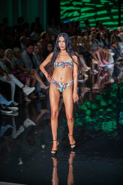 Model Walks Runway Wilfredo Gerardo Swimwear Fashion Show Art Hearts — 图库照片