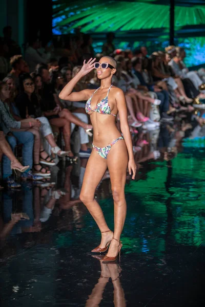 モデルは アート ハート ファッションスイムウィーク中のウィルフレッド ゲラルド水着ファッションショーのための滑走路を歩くマイアミビーチのフェーナフォーラムで7 2021 — ストック写真