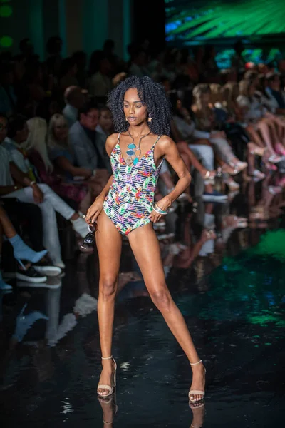 モデルは アート ハート ファッションスイムウィーク中のウィルフレッド ゲラルド水着ファッションショーのための滑走路を歩くマイアミビーチのフェーナフォーラムで7 2021 — ストック写真
