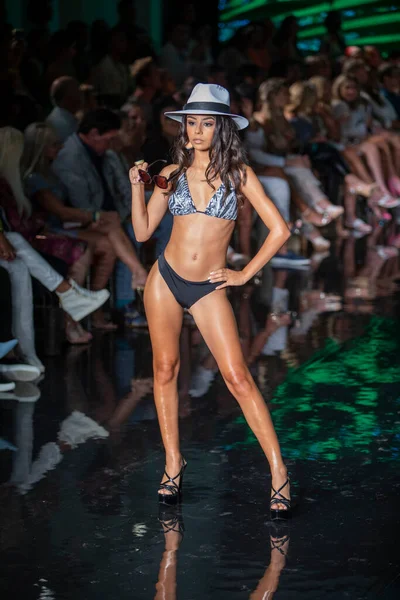 Model Walks Runway Wilfredo Gerardo Swimwear Fashion Show Art Hearts — Stockfoto