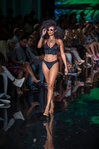Model Walks Runway Wilfredo Gerardo Swimwear Fashion Show Art Hearts — Zdjęcie stockowe