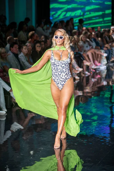 Model Walks Runway Wilfredo Gerardo Swimwear Fashion Show Art Hearts — Fotografia de Stock
