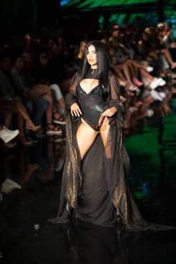 Wilfredo Gerardo Mayo Moda Şovu 'nda, 7-9-2021' de Miami Plajı 'ndaki Faena Forum' da Sanat, Kalpler, Moda Yüzme Haftası sırasında bir model podyumda yürüyor.