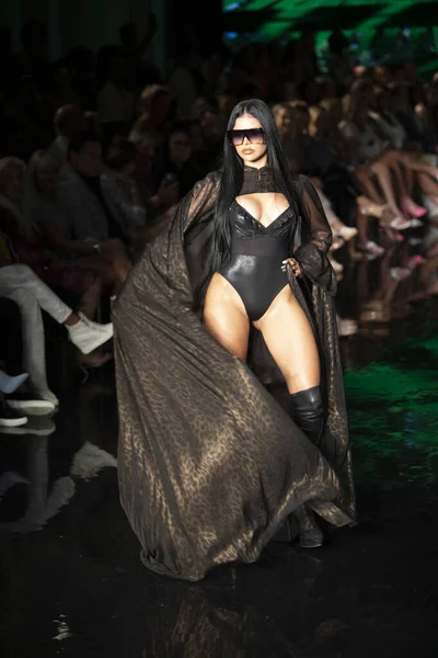 Wilfredo Gerardo Mayo Moda Şovu 'nda, 7-9-2021' de Miami Plajı 'ndaki Faena Forum' da Sanat, Kalpler, Moda Yüzme Haftası sırasında bir model podyumda yürüyor.