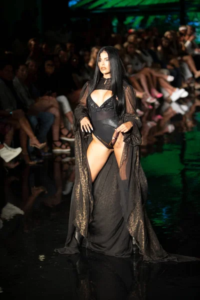 Wilfredo Gerardo Mayo Moda Şovu 'nda, 7-9-2021' de Miami Plajı 'ndaki Faena Forum' da Sanat, Kalpler, Moda Yüzme Haftası sırasında bir model podyumda yürüyor.