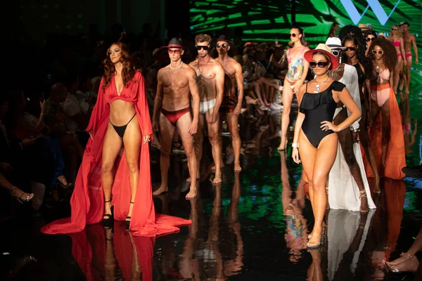 Model Walks Runway Wilfredo Gerardo Swimwear Fashion Show Art Hearts — Zdjęcie stockowe