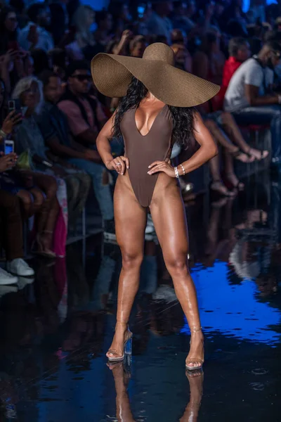 Model Walks Runway Matte Collection Swimwear Fashion Show Art Hearts — Stockfoto