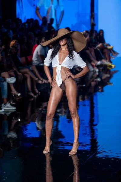Model Walks Runway Matte Collection Swimwear Fashion Show Art Hearts — Foto de Stock