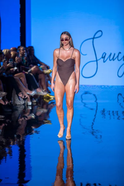 Model Walks Runway Matte Collection Swimwear Fashion Show Art Hearts — Stockfoto