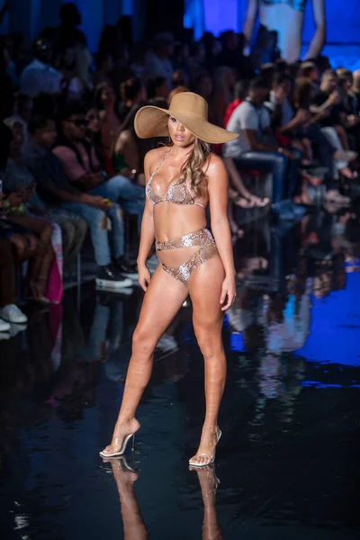 Model Walks Runway Matte Collection Swimwear Fashion Show Art Hearts — Fotografia de Stock