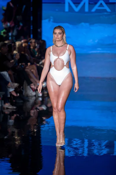 Una Modelo Camina Por Pasarela Para Desfile Moda Trajes Baño — Foto de Stock