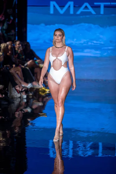 Model Walks Runway Matte Collection Swimwear Fashion Show Art Hearts — ストック写真