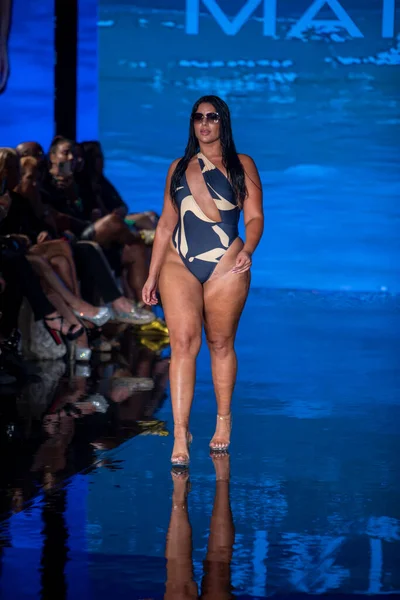 Model Walks Runway Matte Collection Swimwear Fashion Show Art Hearts — Stockfoto