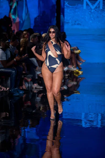 Model Walks Runway Matte Collection Swimwear Fashion Show Art Hearts — 图库照片