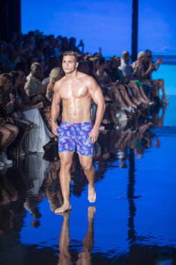 Sanat, Kalpler, Moda Yüzme Haftası 'nda Argyle Grant Mayo Moda Şovu' nun podyumunda bir manken yürüyor. Miami Plajı 'ndaki Faena Forum' da, 7 - 9 - 2021
