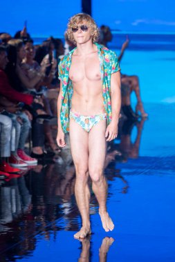 Sanat, Kalpler, Moda Yüzme Haftası 'nda Argyle Grant Mayo Moda Şovu' nun podyumunda bir manken yürüyor. Miami Plajı 'ndaki Faena Forum' da, 7 - 9 - 2021