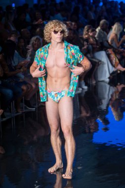 Sanat, Kalpler, Moda Yüzme Haftası 'nda Argyle Grant Mayo Moda Şovu' nun podyumunda bir manken yürüyor. Miami Plajı 'ndaki Faena Forum' da, 7 - 9 - 2021