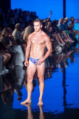 Sanat, Kalpler, Moda Yüzme Haftası 'nda Argyle Grant Mayo Moda Şovu' nun podyumunda bir manken yürüyor. Miami Plajı 'ndaki Faena Forum' da, 7 - 9 - 2021