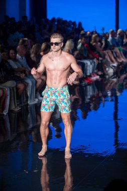 Sanat, Kalpler, Moda Yüzme Haftası 'nda Argyle Grant Mayo Moda Şovu' nun podyumunda bir manken yürüyor. Miami Plajı 'ndaki Faena Forum' da, 7 - 9 - 2021