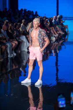 Sanat, Kalpler, Moda Yüzme Haftası 'nda Argyle Grant Mayo Moda Şovu' nun podyumunda bir manken yürüyor. Miami Plajı 'ndaki Faena Forum' da, 7 - 9 - 2021