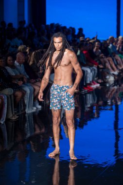 Sanat, Kalpler, Moda Yüzme Haftası 'nda Argyle Grant Mayo Moda Şovu' nun podyumunda bir manken yürüyor. Miami Plajı 'ndaki Faena Forum' da, 7 - 9 - 2021