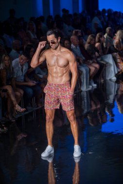 Sanat, Kalpler, Moda Yüzme Haftası 'nda Argyle Grant Mayo Moda Şovu' nun podyumunda bir manken yürüyor. Miami Plajı 'ndaki Faena Forum' da, 7 - 9 - 2021