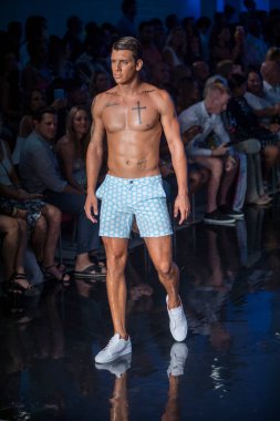 Sanat, Kalpler, Moda Yüzme Haftası 'nda Argyle Grant Mayo Moda Şovu' nun podyumunda bir manken yürüyor. Miami Plajı 'ndaki Faena Forum' da, 7 - 9 - 2021