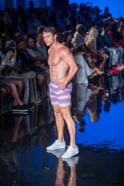 Sanat, Kalpler, Moda Yüzme Haftası 'nda Argyle Grant Mayo Moda Şovu' nun podyumunda bir manken yürüyor. Miami Plajı 'ndaki Faena Forum' da, 7 - 9 - 2021