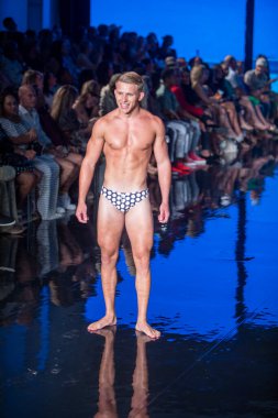 Sanat, Kalpler, Moda Yüzme Haftası 'nda Argyle Grant Mayo Moda Şovu' nun podyumunda bir manken yürüyor. Miami Plajı 'ndaki Faena Forum' da, 7 - 9 - 2021