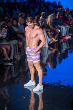Sanat, Kalpler, Moda Yüzme Haftası 'nda Argyle Grant Mayo Moda Şovu' nun podyumunda bir manken yürüyor. Miami Plajı 'ndaki Faena Forum' da, 7 - 9 - 2021