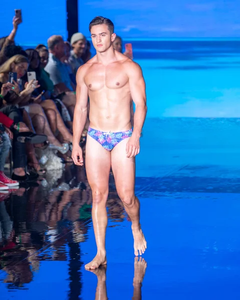 Een Model Loopt Baan Voor Argyle Grant Swimwear Fashion Show — Stockfoto