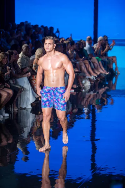 Modelo Caminha Passarela Para Desfile Moda Argyle Grant Swimwear Durante — Fotografia de Stock