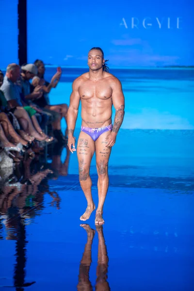 Een Model Loopt Baan Voor Argyle Grant Swimwear Fashion Show — Stockfoto