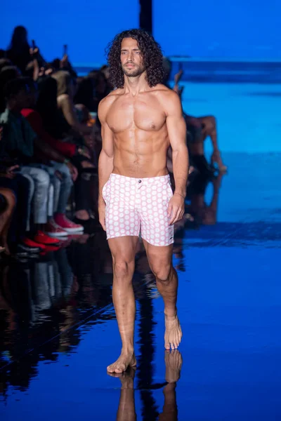 Een Model Loopt Baan Voor Argyle Grant Swimwear Fashion Show — Stockfoto