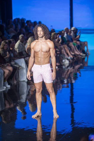 Modelo Caminha Passarela Para Desfile Moda Argyle Grant Swimwear Durante — Fotografia de Stock