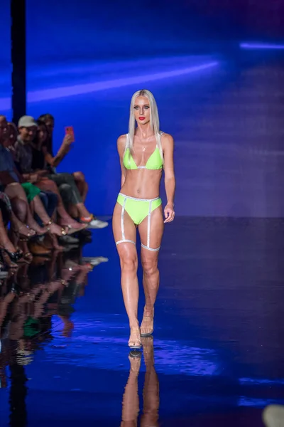 Modelka Spaceruje Pasie Startowym Risque Dukes Swim Apparel Fashion Show — Zdjęcie stockowe