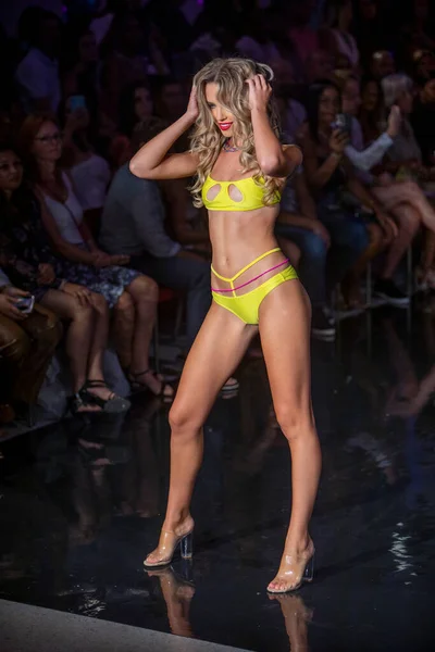 Modell Går Banan För Risque Dukes Swim Apparel Fashion Show — Stockfoto