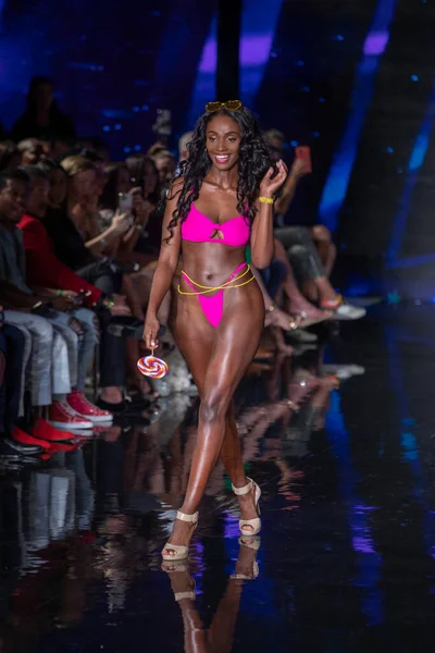 Modelka Spaceruje Pasie Startowym Risque Dukes Swim Apparel Fashion Show — Zdjęcie stockowe