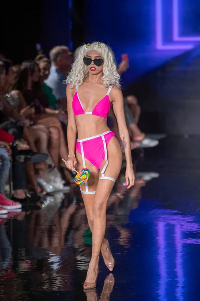 Model Kráčí Ranveji Pro Risque Dukes Swim Apparel Módní Přehlídka — Stock fotografie