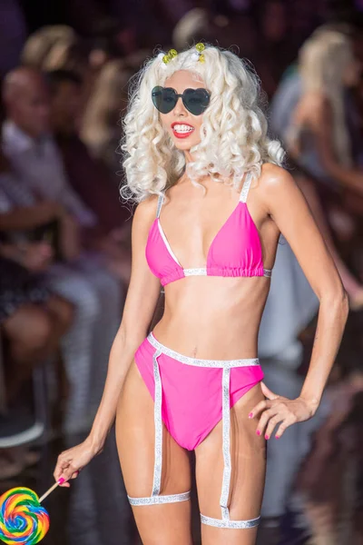 Model Kráčí Ranveji Pro Risque Dukes Swim Apparel Módní Přehlídka — Stock fotografie