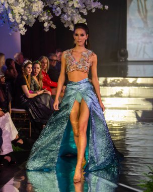 Wade Allyn 'in defilesinde, 12 Mart 2022' de Miami 'deki İskoç Ayini Tapınağı' ndaki Wade Hallock 'tan bir model podyumda yürüyor.