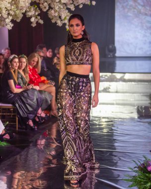 Wade Allyn 'in defilesinde, 12 Mart 2022' de Miami 'deki İskoç Ayini Tapınağı' ndaki Wade Hallock 'tan bir model podyumda yürüyor.