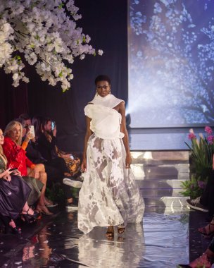 Wade Allyn 'in defilesinde, 12 Mart 2022' de Miami 'deki İskoç Ayini Tapınağı' ndaki Wade Hallock 'tan bir model podyumda yürüyor.