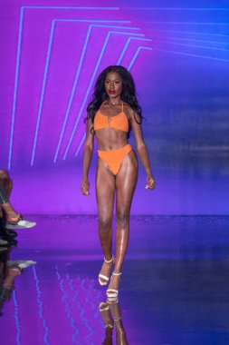 Miami Beach 'teki Faena Forum' da Sanat, Kalpler, Moda Yüzme Haftası 'nda Riskli Dukes Yüzme Moda Şovu için podyumda bir manken yürüyor.