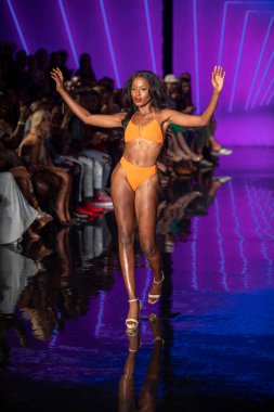Miami Beach 'teki Faena Forum' da Sanat, Kalpler, Moda Yüzme Haftası 'nda Riskli Dukes Yüzme Moda Şovu için podyumda bir manken yürüyor.