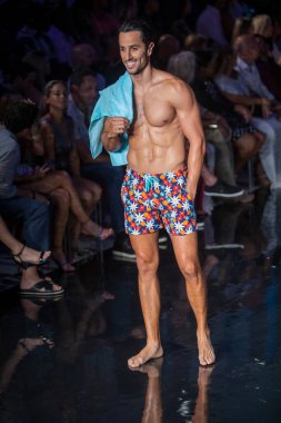 Bir manken, 7-10-2021 'de Miami Plajı' ndaki Faena Forum 'da Sanat, Kalpler, Moda Yüzme Haftası sırasında Vilebrequin Moda Şovu için podyumda yürüyor.