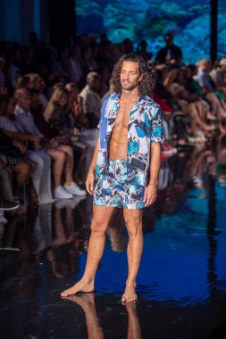 Bir manken, 7-10-2021 'de Miami Plajı' ndaki Faena Forum 'da Sanat, Kalpler, Moda Yüzme Haftası sırasında Vilebrequin Moda Şovu için podyumda yürüyor.